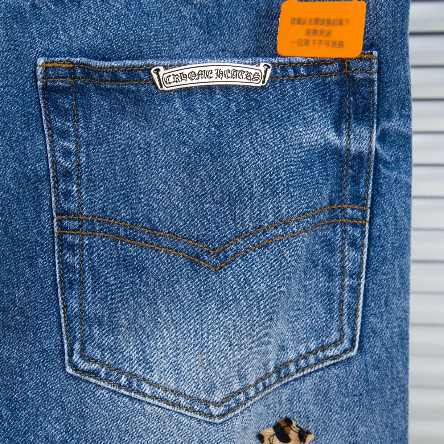 P290 high version Chrome Hearts blue denim with red black panther pattern multi-leather jeans. CH jeans need to be washed and then disassembled and hand-stitched with sheepskin cross leather and then spliced ​​together. The whole piece has too many craftsmanship to explain, patchwork cross pattern embellishment, high-waisted washed jeans! ! Absolutely high-end luxury products, god-level single products and super popular products, made with top heavy industry, a must-see magic weapon. Customized hardware. The fabric is thick and soft after washing. It has good breathability. Customized small leather label. Unique design. The details are simple and elegant, and the workmanship is exquisite. The entire trousers are neatly routed and the details are in place! It’s so cool that both men and women can easily control the genderless trend! Style number: 1799# Color: blue Size: 28 30 32 34 36